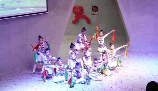 深圳布心小学“六一”主题艺术展启幕
